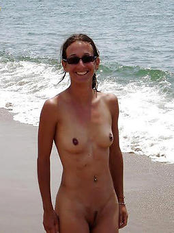natural mature lassie nude beach photos