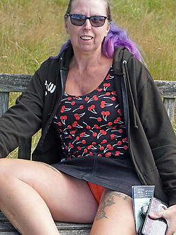 mature mom upskirt showing her cunt